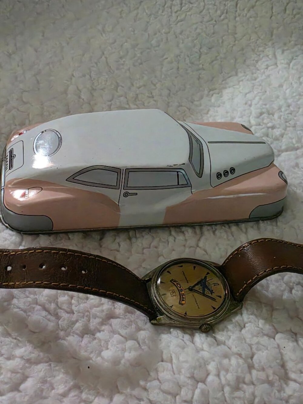 Fossil Classic Car Collectible Tin in the "Rogue" pink-and-white sedan